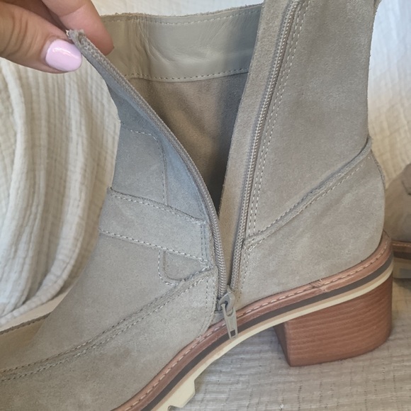 NWOT - Bernardo Sonja Leather Lug Boots - Picture 8 of 11